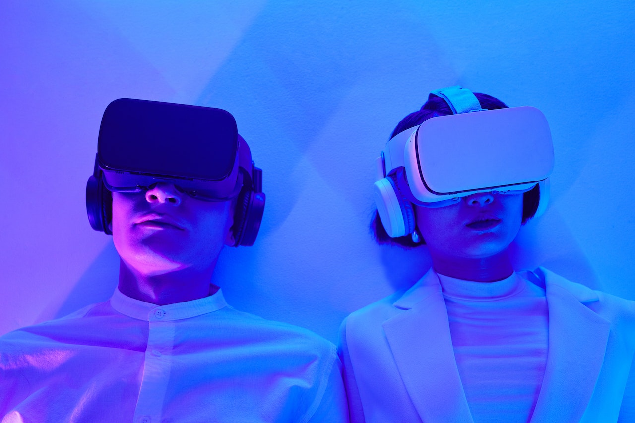 deux personnes avec un casque